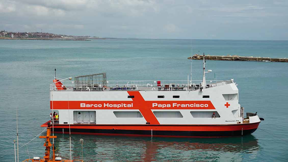 Das Krankenhausschiff „Papa Francisco“ in einem Hafen..