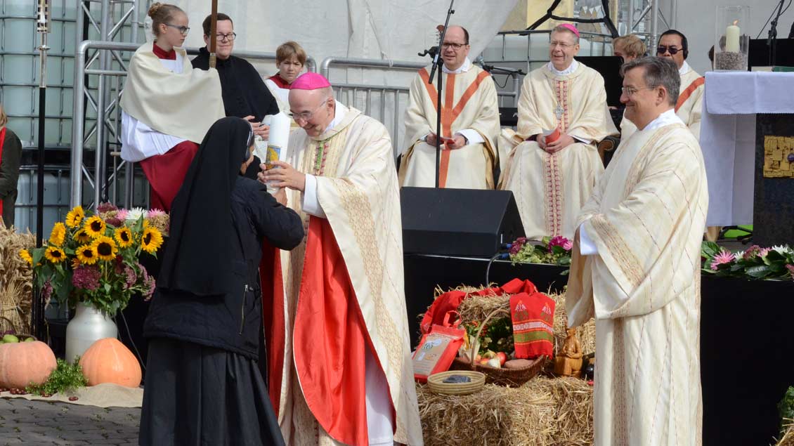 Indische Ordensschwestern überreichten Bischof Felix Genn eine Kerze.