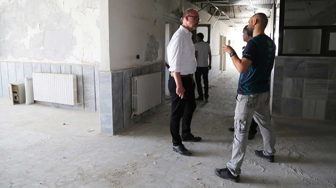 Jochen Reidegeld in einer zerstörten Schule in Syrien
