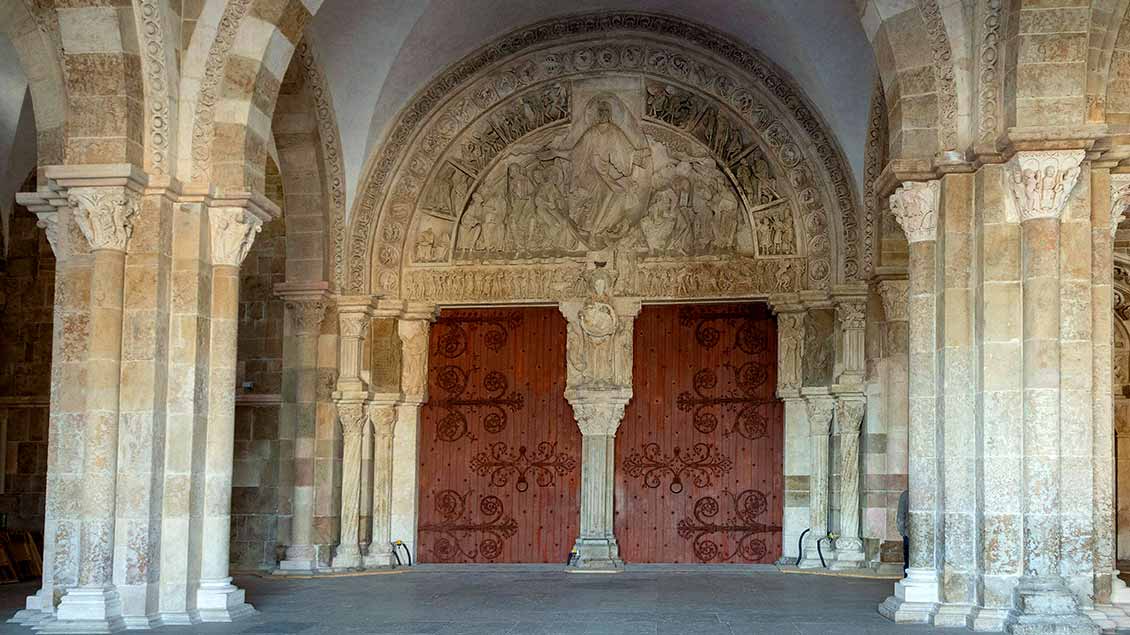 Tympanon in der Vorhalle in der Basilika St. Maria Magdalena Vezelay